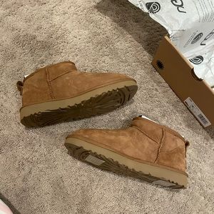 Brand New Ugg Minis women size 8, Chestnut Color